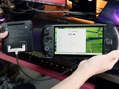 Le câble d&#039;extension de la batterie externe pour Win 5 semble en être à un stade précoce. Photo : l&#039;accessoire connecté à l&#039;ordinateur de poche. (Source de l&#039;image : GPD)