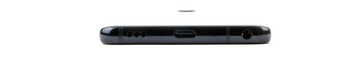 Au-dessous : haut-parleur, USB C, micro, jack 3,5 mm.