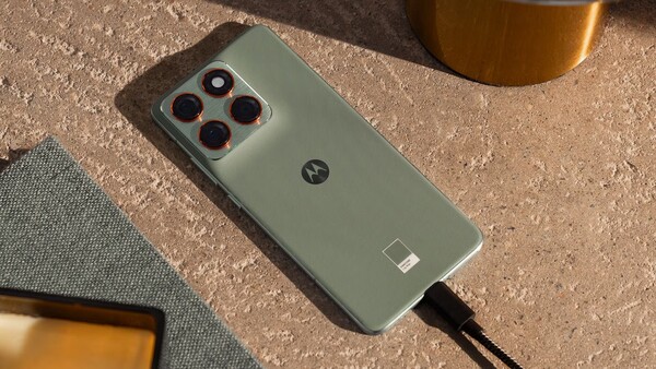 Le smartphone Motorola Edge 70 en Pantone Lily Pad.