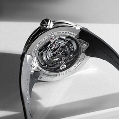 Les montres personnalisées de Sam Altman arborent le logo d’OpenAI et une inscription sur le thème de l’IA générale au dos.