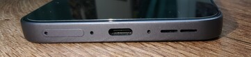 Bas : Emplacement SIM, microphone, port USB-C, microphone, haut-parleurs