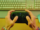 Le Steam Controller devrait être lancé le 4 mai 2026. Illustration : une photo promotionnelle de la manette en main.