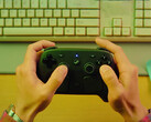 Le Steam Controller devrait être lancé le 4 mai 2026. Illustration : une photo promotionnelle de la manette en main.