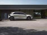 La Hyundai Ioniq 5 en train de charger devant un bâtiment (Source de l'image : Hyundai Motor Group via Unsplash ; recadré)