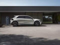 La Hyundai Ioniq 5 en train de charger devant un bâtiment (Source de l&#039;image : Hyundai Motor Group via Unsplash ; recadré)