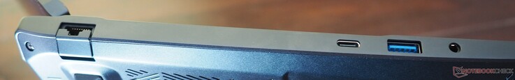 Côté gauche : RJ45-LAN, USB-C 3.2 Gen2 (DP 1.4 & PD), USB-A 3.2 Gen1, Entrée/Sortie de ligne