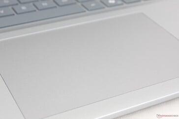 Le grand pavé tactile est spacieux, mais il est difficile et fatigant d'appuyer dessus