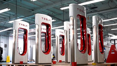 Les superchargeurs préfabriqués permettent une installation 50 % plus rapide (image : Tesla)