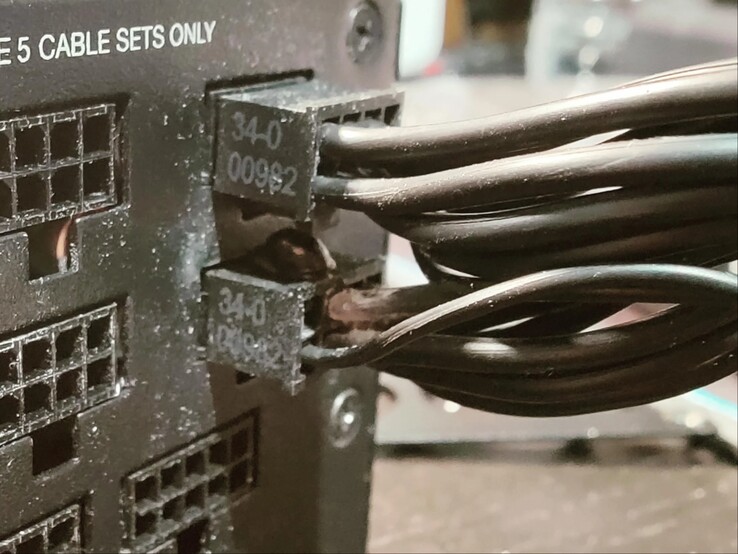 Le câble d'alimentation à l'extrémité du bloc d'alimentation montre des signes de brûlure et le connecteur présente un renflement visible. (Source de l'image : Roachard sur Reddit)