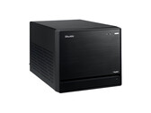 L'image montre une vue de face du Shuttle XPC Mini PC, qui ressemble à un cube noir au design minimal. 