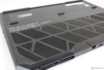 Nombreuses grilles d'aération à l'arrière et sur le couvercle inférieur