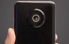 Le prototype de smartphone Xiaomi comporte un téléobjectif mécanique unique à l&#039;arrière. (Source de l&#039;image : Xiaomi)
