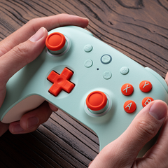 L'Ultimate 2C offre un taux d'interrogation de 1 000 Hz en mode filaire et en mode 2,4 GHz. (Source de l'image : 8BitDo)