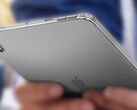 Ce nouveau rendu non officiel Apple de l'iPad mini 6 montre que la tablette a un flash et ressemble à un mini iPad Air 4. (Image source : @MajinBuOfficial - edited)