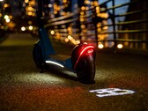 Le scooter électrique de Bugatti est équipé d'une lumière LED qui projette le logo de la marque sur le sol lorsqu'on le conduit (Image : Bugatti)