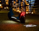 Le scooter électrique de Bugatti est équipé d'une lumière LED qui projette le logo de la marque sur le sol lorsqu'on le conduit (Image : Bugatti)