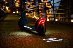 Le scooter électrique de Bugatti est équipé d'une lumière LED qui projette le logo de la marque sur le sol lorsqu'on le conduit (Image : Bugatti)
