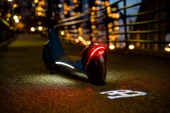 Le scooter électrique de Bugatti est équipé d&#039;une lumière LED qui projette le logo de la marque sur le sol lorsqu&#039;on le conduit (Image : Bugatti)