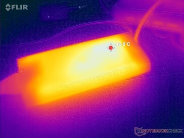 L'adaptateur CA atteint plus de 43°C lorsqu'il est fortement sollicité