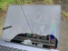 Huawei MateBook 13 - À l'extérieur par une journée nuageuse mais lumineuse.