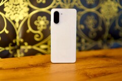 Avec son look marbré chic et son boîtier de haute qualité, le OnePlus Nord CE 5 fait immédiatement bonne impression. (Source de l'image : Notebookcheck)