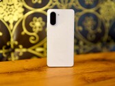 Avec son look marbré chic et son boîtier de haute qualité, le OnePlus Nord CE 5 fait immédiatement bonne impression. (Source de l'image : Notebookcheck)