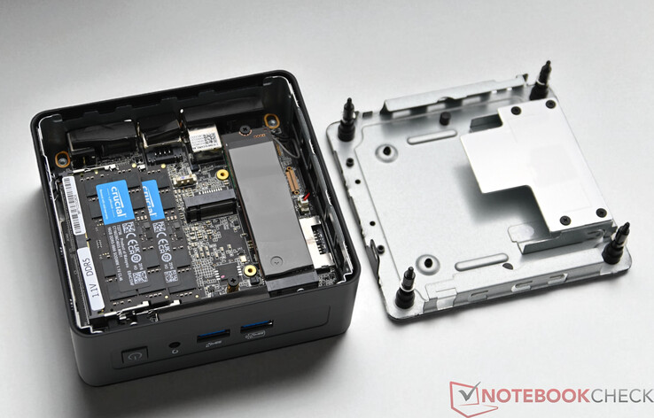 Geekom Mini IT15 avec fond ouvert