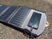 Une batterie solaire organique stocke la lumière du soleil pendant plus de 48 heures. Illustration : Le chargeur solaire portable de Choetech (Source de l'image : Allen Ngo, Notebookcheck)