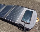 Une batterie solaire organique stocke la lumière du soleil pendant plus de 48 heures. Illustration : Le chargeur solaire portable de Choetech (Source de l'image : Allen Ngo, Notebookcheck)