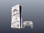 La PS5 et sa manette avec des skins Ghost of Yotei personnalisés.