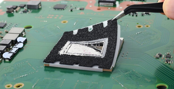 Des joints sont censés maintenir en place le métal liquide à l'intérieur de la PS5 (Image source : iFixit)