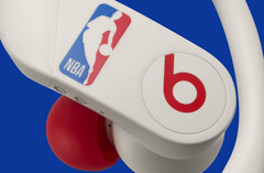 L&#039;édition NBA75 Ivory est fonctionnellement la même que le PowerBeats Pro ordinaire. (Image source : Apple)