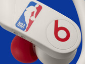 L'édition NBA75 Ivory est fonctionnellement la même que le PowerBeats Pro ordinaire. (Image source : Apple)