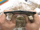 Le Samsung Galaxy Z Fold4 est un smartphone robuste, malgré son caractère pliable. (Image source : JerryRigEverything)