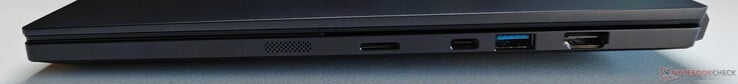 À droite : lecteur de carte microSD, USB-C 4.0 avec Thunderbolt 4 (40 Gbit/s, mode DisplayPort ALT, Power Delivery), USB-A 3.2 Gen.1 (5 Gbit/s), HDMI 2.1