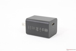 Très petit (~4,6 x 3,5 x 3 cm) adaptateur secteur universel USB-C de 65 W
