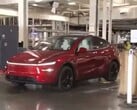 Une Tesla Model Y se dirige de manière autonome vers le parking lors d'une visite de l'usine Giga Texas par Lara Trump (Source de l'image : Tesla North America sur X)