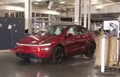 Une Tesla Model Y se dirige de manière autonome vers le parking lors d'une visite de l'usine Giga Texas par Lara Trump (Source de l'image : Tesla North America sur X)