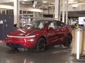 Une Tesla Model Y se dirige de manière autonome vers le parking lors d'une visite de l'usine Giga Texas par Lara Trump (Source de l'image : Tesla North America sur X)