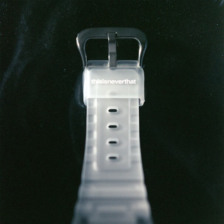 Vue de face du bracelet translucide et de la boucle arborant le logo « thisisneverthat ».