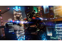 Une capture d'écran tirée de GTA V Enhanced qui montre le ray tracing nouvellement ajouté. Un vélo roule dans une rue glissante de nuit, suivi de près par une voiture de police. (Source de l'image : Steam)