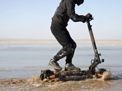 L'e-scooter KuKirin G2 Master est adapté au tout-terrain. (Source de l'image : KuKirin)