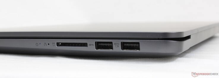 Droit : Lecteur de carte SD, 2x USB-A 3.2 Gen. 1