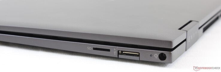 Côté droit : lecteur de carte micro SD, USB A 5 Gb/s (Sleep and Charge), entrée secteur.