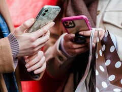 Selon une enquête réalisée par CNET, les consommateurs accordent toujours plus d'importance à l'espace de stockage et à une batterie de grande capacité qu'à l'intelligence artificielle. (Source de l'image : Tim Dougles/Pexels)