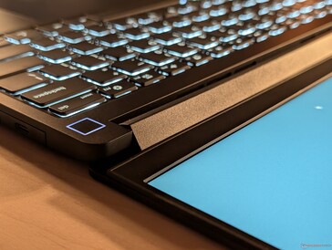 Charnières familières et retour du bouton d'alimentation carré