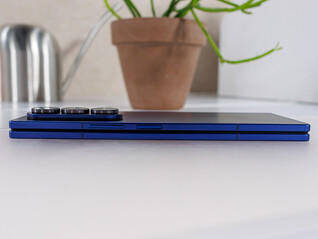 Le Galaxy Z Fold7 est l'un des smartphones pliables les plus fins au monde, plié (Image source : Notebookcheck)