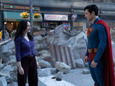 Lois Lane et Superman font une pause au milieu des décombres de Metropolis (Image source : Warner Bros. Pictures / Jessica Miglio via Batman News)