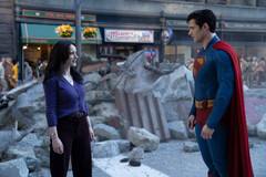 Lois Lane et Superman font une pause au milieu des décombres de Metropolis (Image source : Warner Bros. Pictures / Jessica Miglio via Batman News)