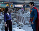 Lois Lane et Superman font une pause au milieu des décombres de Metropolis (Image source : Warner Bros. Pictures / Jessica Miglio via Batman News)